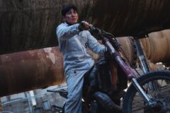 실패한 한국 영화가 어떻게 재미있는 액션 드라마로 부활했나?